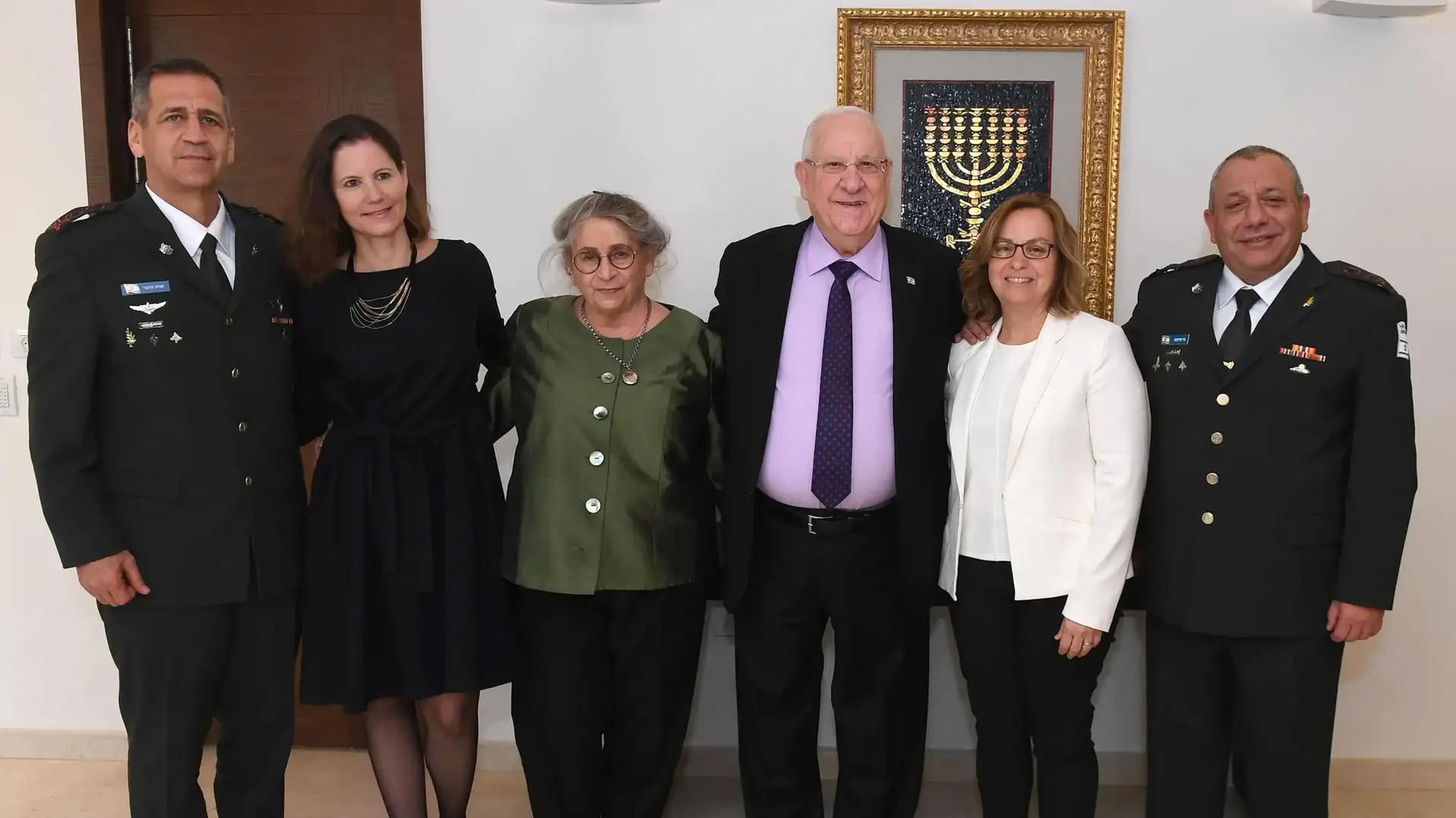 נשיא המדינה אירח במשכנו את הרמטכ"ל היוצא רב-אלוף גדי איזנקוט, ואת הרמטכ"ל הנכנס רב-אלוף אביב כוכבי לארוחת צהרים יחד עם רעיותיהם, 15 בינואר 2019