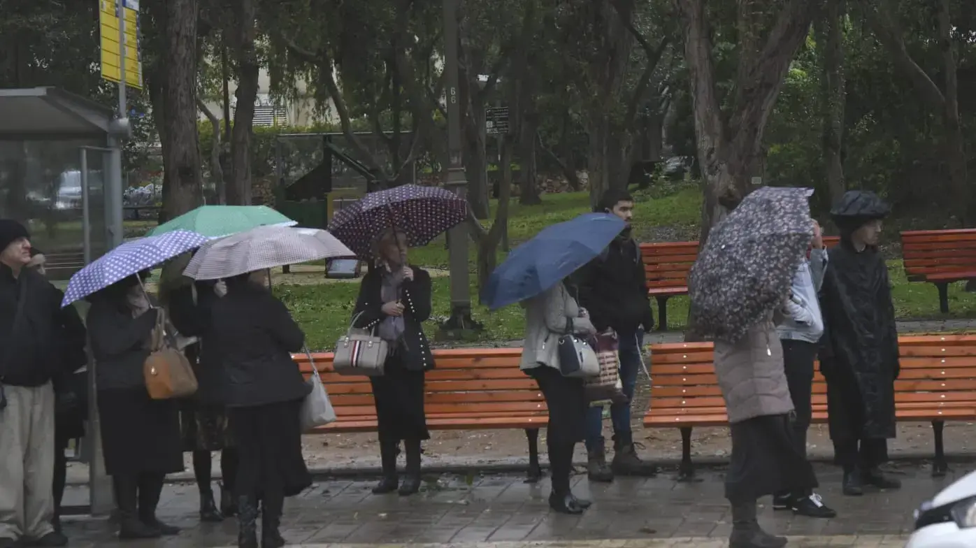 אנשים מתגוננים מפני הגשם בתל אביב 16 בינואר 2019 אנשים מתגוננים מפני הגשם בתל אביב 16 בינואר 2019