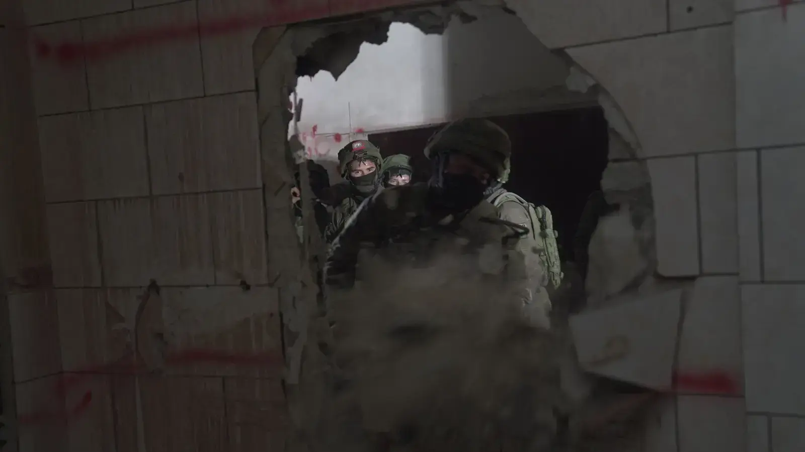 לוחמי צה"ל, בשיתוף מג״ב והמנהל האזרחי, הורסים את הדירה בכפר יטא בה התגורר המחבל חליל יוסף עלי גבארין אבו חמיד, שרצח את ארי פולד ז״ל בפיגוע דקירה בצומת גוש עציון - 18 לינואר 2019