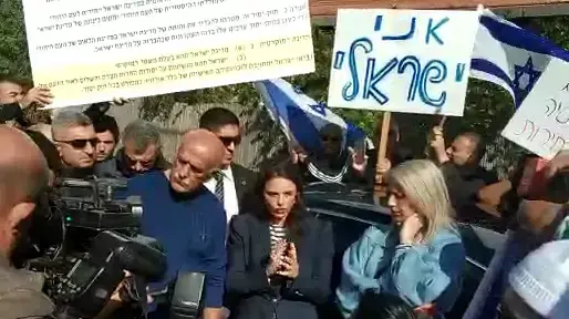 איילת שקד מחוץ לביתה 18 בינואר 2019 איילת שקד מחוץ לביתה 18 בינואר 2019