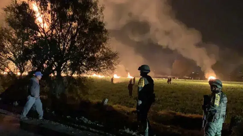 אנשי צבא ליד האש בזירת פיצוץ צינור גז של חברת פטרולאוס במקסיקו ב-19 בינואר 2019 אנשי צבא ליד האש בזירת פיצוץ צינור גז של חברת פטרולאוס במקסיקו ב-19 בינואר 2019