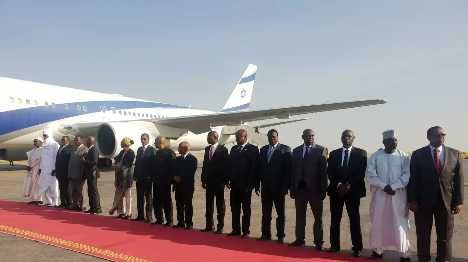 ראש הממשלה בנימין נתניהו עם נחיתתו בצ'אד 20 בינואר 2019 ראש הממשלה בנימין נתניהו עם נחיתתו בצ'אד 20 בינואר 2019