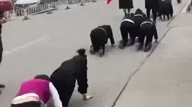 עובדים זוחלים ברחוב בסין