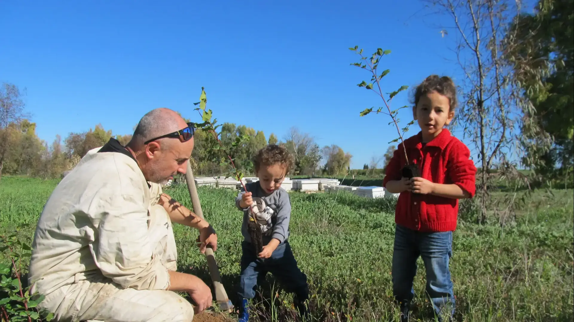 דבוראי ממושב קלחים, שכוורותיו נשרפו בטרור ההצתות, בנטיעות צופניות עם ילדיו
דבוראי ממושב קלחים, שכוורותיו נשרפו בטרור ההצתות, בנטיעות צופניות עם ילדיו