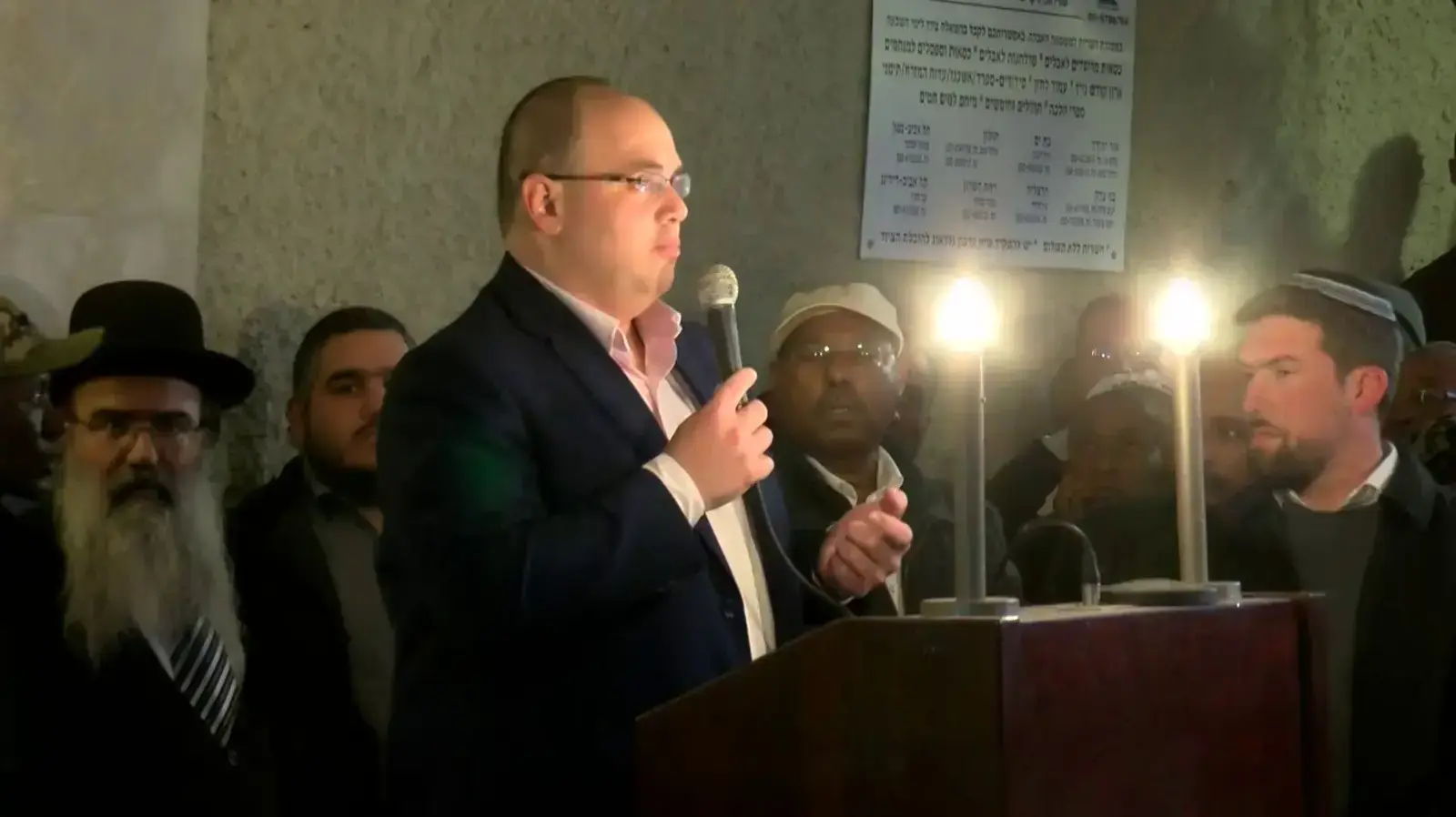 צביקה ברוט, ראש עיריית בת ים בהלווית יהודה ביאדגה שנורה למוות בבת ים בסוף השבוע, 20 בינואר 2019 צביקה ברוט, ראש עיריית בת ים בהלווית יהודה ביאדגה שנורה למוות בבת ים בסוף השבוע, 20 בינואר 2019