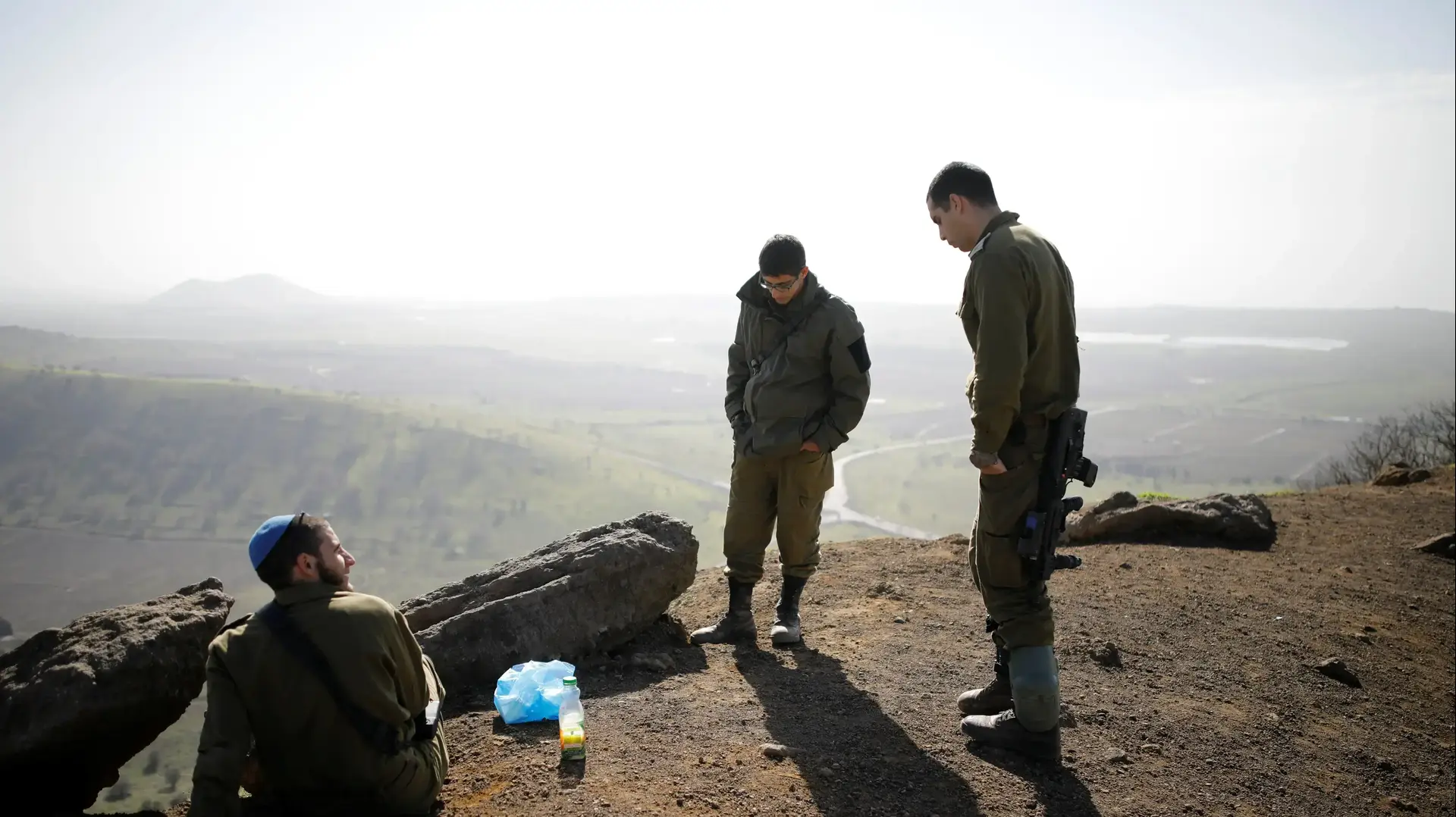 חיילי צה"ל, בעמדת תצפית בהר בנטל, בגולן על - מנת להשקיף על מעבר קוניטרה בעקבות ההסלמה בגזרה 21 בינואר 2019 חיילי צה"ל, בעמדת תצפית בהר בנטל, בגולן על - מנת להשקיף על מעבר קוניטרה בעקבות ההסלמה בגזרה 21 בינואר 2019
