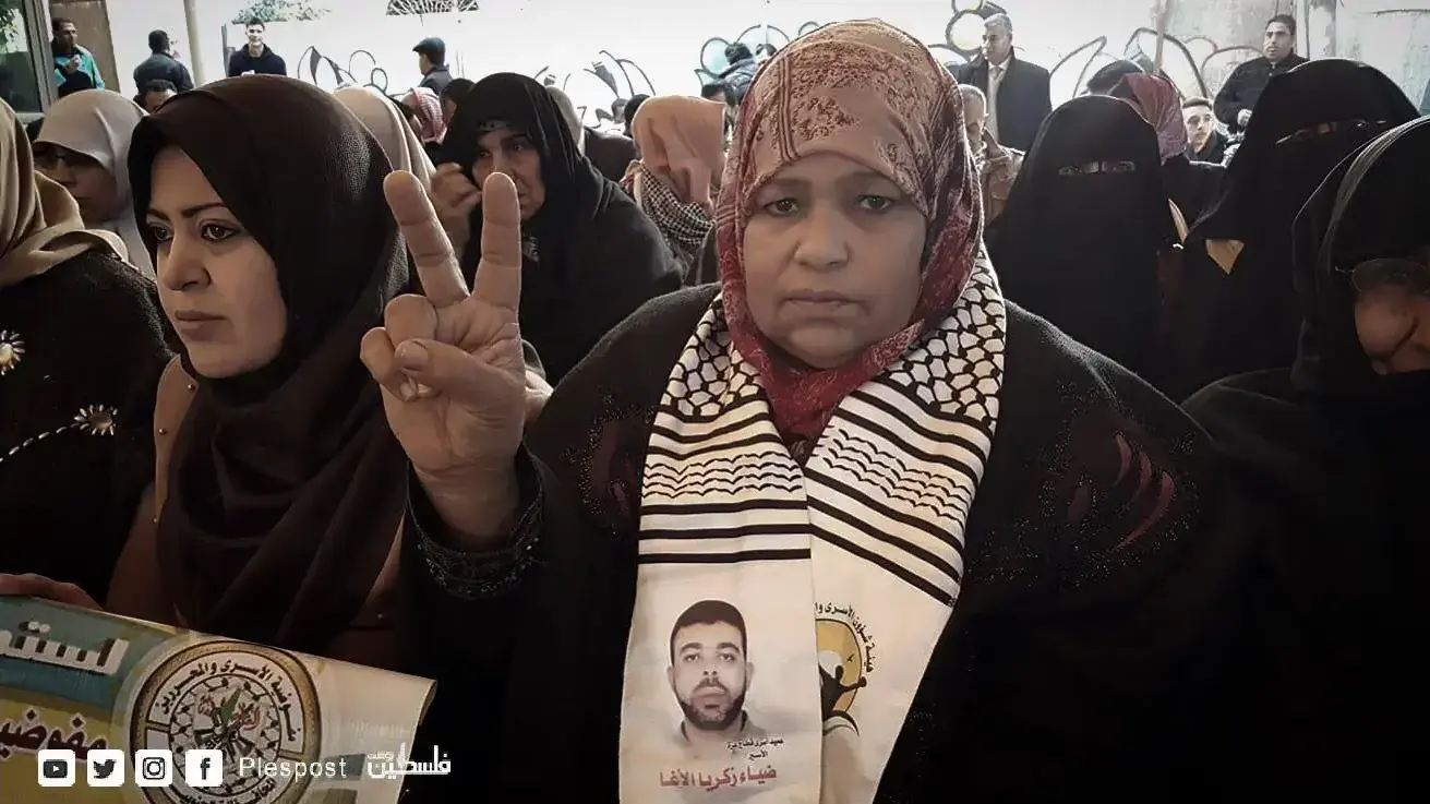 הפגנת מחאה מול הצלב האדום בעזה במחאה על האירועים עם האסירים בכלא עופר, 22 בינואר 2019 הפגנת מחאה מול הצלב האדום בעזה במחאה על האירועים עם האסירים בכלא עופר, 22 בינואר 2019