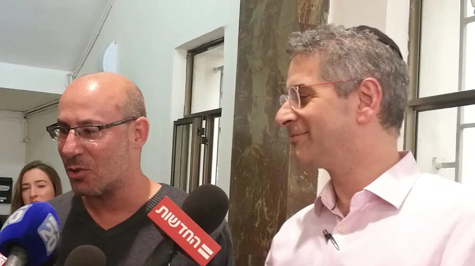 משמאל אשר אלמליח שנפגע בפיגוע דקירה בדצמבר לפני שנה ומימין הרופא ד"ר פינק משערי צדק  שטיפל בו