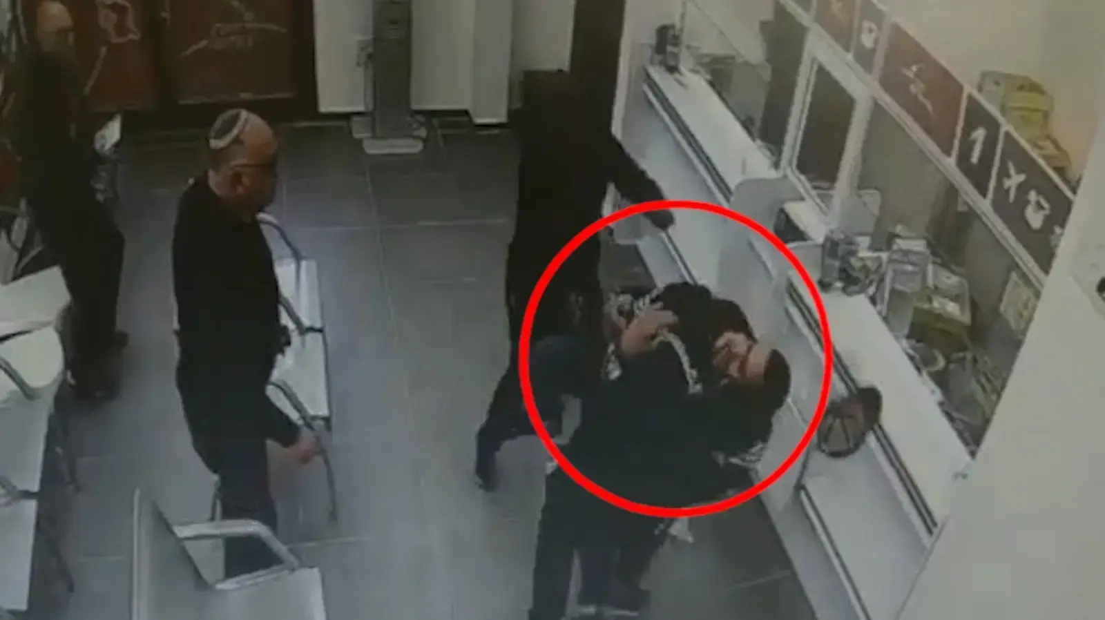 מעצרו של האזרח הירדני ששדד סניפי בנק בדרום ונעצר לאחר שהשוטרים התחזו ללקחות
מעצרו של האזרח הירדני ששדד סניפי בנק בדרום ונעצר לאחר שהשוטרים התחזו ללקחות