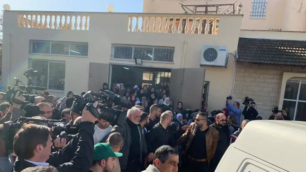 גופתה של איה מובאת לבית משפחת מסארווה בבקה אל גרביה לקראת הלוויתה, 23 בינואר 2018 גופתה של איה מובאת לבית משפחת מסארווה בבקה אל גרביה לקראת הלוויתה, 23 בינואר 2018