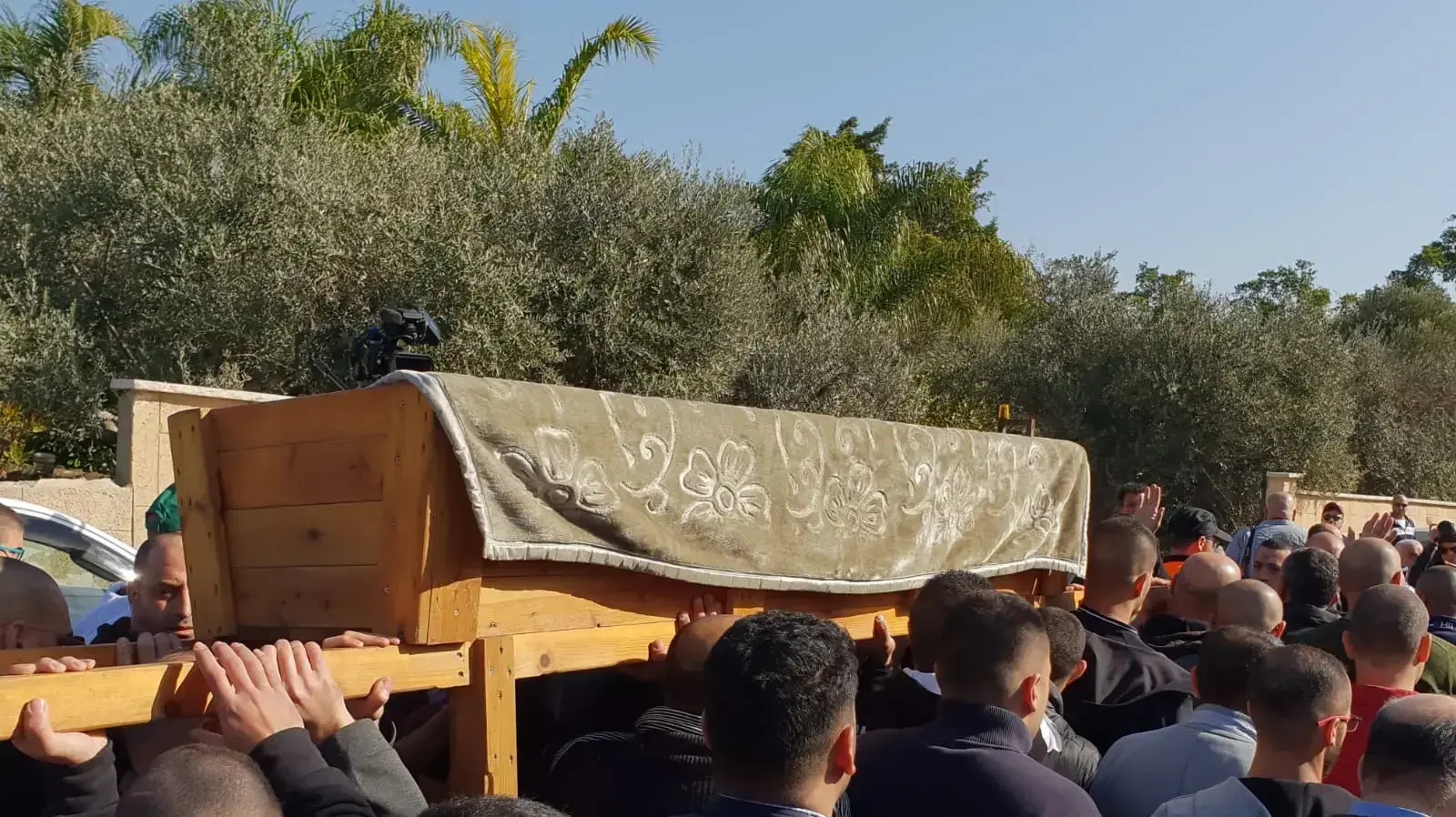ארון הקבורה של איה מובאת לבית משפחת מסארווה בבקה אל גרביה לקראת הלוויתה, 23 בינואר 2018 ארון הקבורה של איה מובאת לבית משפחת מסארווה בבקה אל גרביה לקראת הלוויתה, 23 בינואר 2018