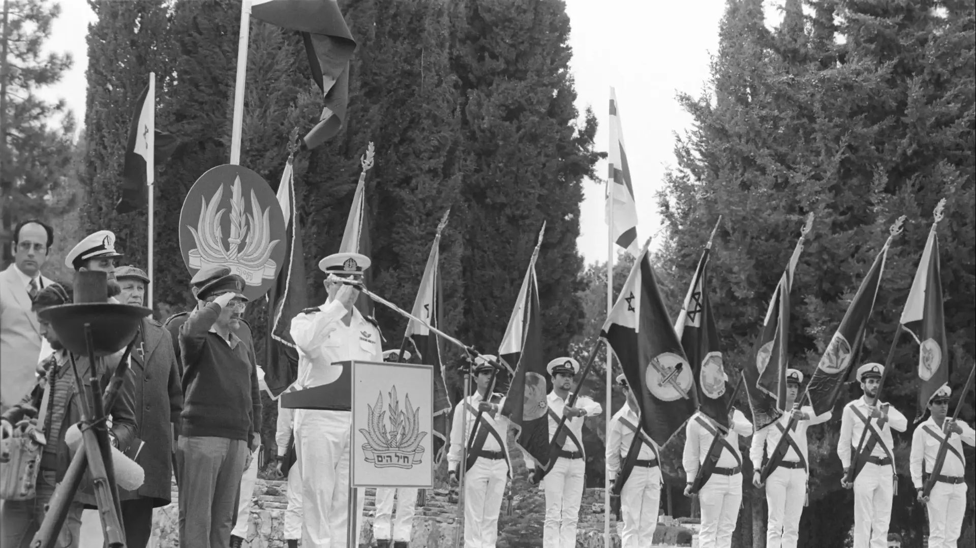 אזכרה 14 שנה לחללי הצוללת 'דקר' בהר הרצל-
ליד המיקרופון- מפקד חיל הים האלוף יואב אלמוג, משמאלו הרב הראשי לצה"ל- האלוף גד נבון
24.1.82
אזכרה 14 שנה לחללי הצוללת 'דקר' בהר הרצל-
ליד המיקרופון- מפקד חיל הים האלוף יואב אלמוג, משמאלו הרב הראשי לצה"ל- האלוף גד נבון
24.1.82
