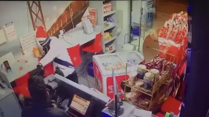 תיעוד - שודד מחופש לסנטה קלאוס במהלך שוד בחיפה תיעוד - שודד מחופש לסנטה קלאוס במהלך שוד בחיפה