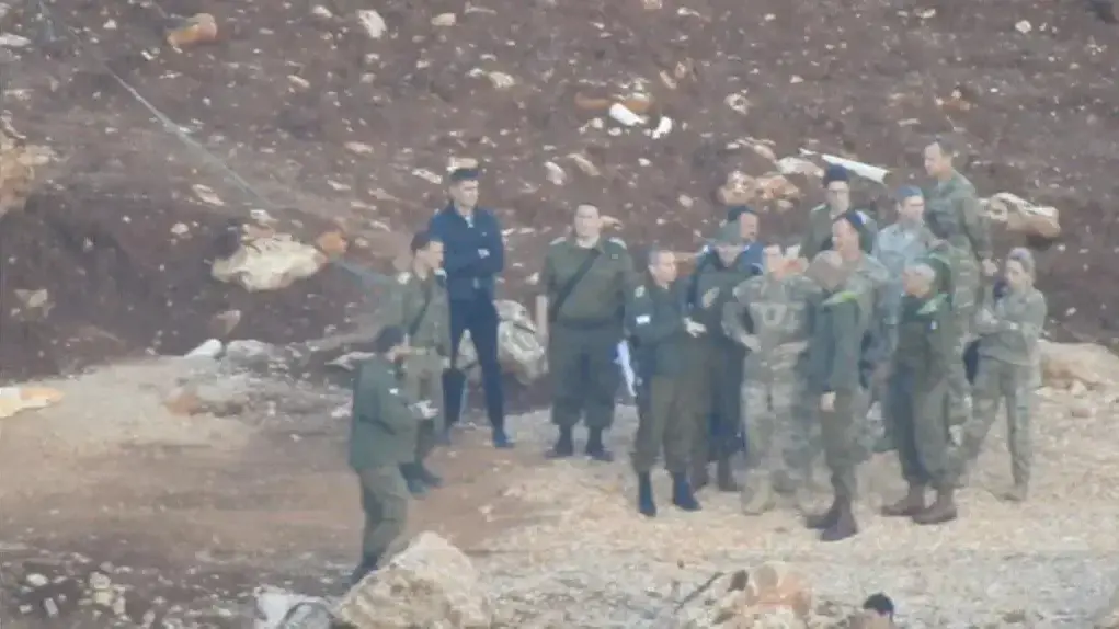 ווטל בגבול לבנון עם אלוף פיקוד הצפון יואל סטריק, נספח צה״ל בוושינגטון אלוף מיקי אדלשטיין ומפקדי הגיזרה. ווטל בגבול לבנון עם אלוף פיקוד הצפון יואל סטריק, נספח צה״ל בוושינגטון אלוף מיקי אדלשטיין ומפקדי הגיזרה.