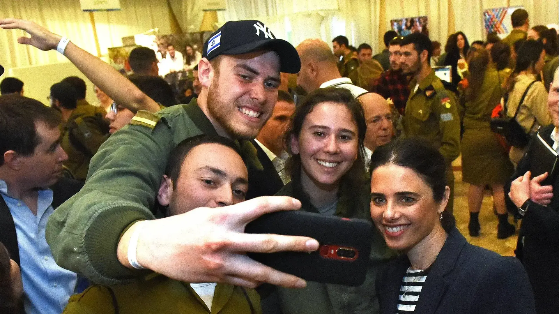 חיילים בודדים בבית החייל בת"א עם שרת המשפטים איילת שקד, 24 בינואר 2019 חיילים בודדים בבית החייל בת"א עם שרת המשפטים איילת שקד, 24 בינואר 2019