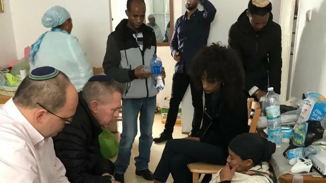 השר לביטחון הפנים גלעד ארדן וראש העיר צביקה ברוט בניחום אבלים אצל משפחת השר ארדן וראש העיר ברוט בבית משפחת ביאדגה השר לביטחון הפנים גלעד ארדן וראש העיר צביקה ברוט בניחום אבלים אצל משפחת השר ארדן וראש העיר ברוט בבית משפחת ביאדגה