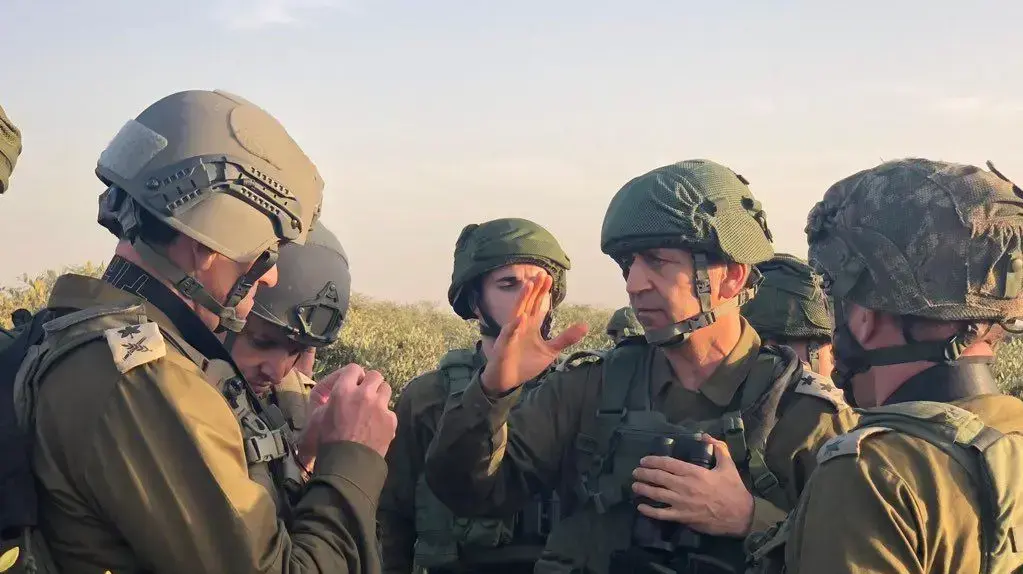 הרמטכ"ל אביב כוכבי בסיור בגבול רצועת עזה הרמטכ"ל אביב כוכבי בסיור בגבול רצועת עזה