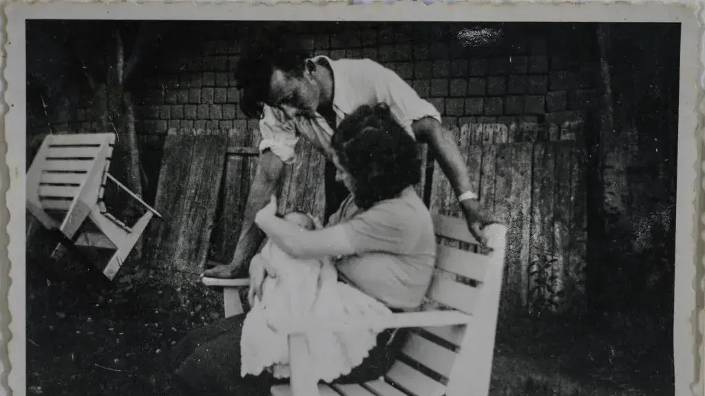 אריה ריינהולד והוריו, פאני ומשה, בשנת 1942, לפני העברתו למסתור. אריה ריינהולד והוריו, פאני ומשה, בשנת 1942, לפני העברתו למסתור.