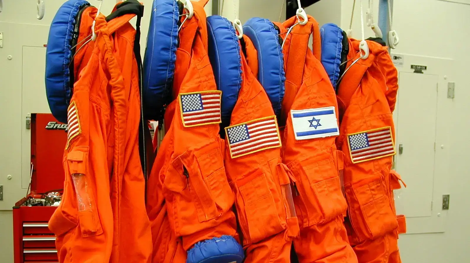 נשיא המדינה ורעייתו מאחרים יחד עם בני משפחת רמון את המשפחות השכולות של מעבורת קולומביה, בית הנשיא ירושלים 27 ינואר 2018 נשיא המדינה ורעייתו מאחרים יחד עם בני משפחת רמון את המשפחות השכולות של מעבורת קולומביה, בית הנשיא ירושלים 27 ינואר 2018