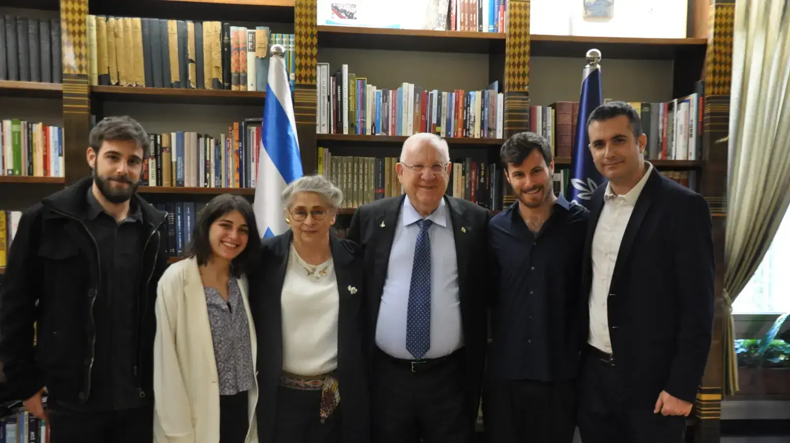 נשיא המדינה ורעייתו מאחרים יחד עם בני משפחת רמון את המשפחות השכולות של מעבורת קולומביה, בית הנשיא ירושלים 27 ינואר 2018 נשיא המדינה ורעייתו מאחרים יחד עם בני משפחת רמון את המשפחות השכולות של מעבורת קולומביה, בית הנשיא ירושלים 27 ינואר 2018