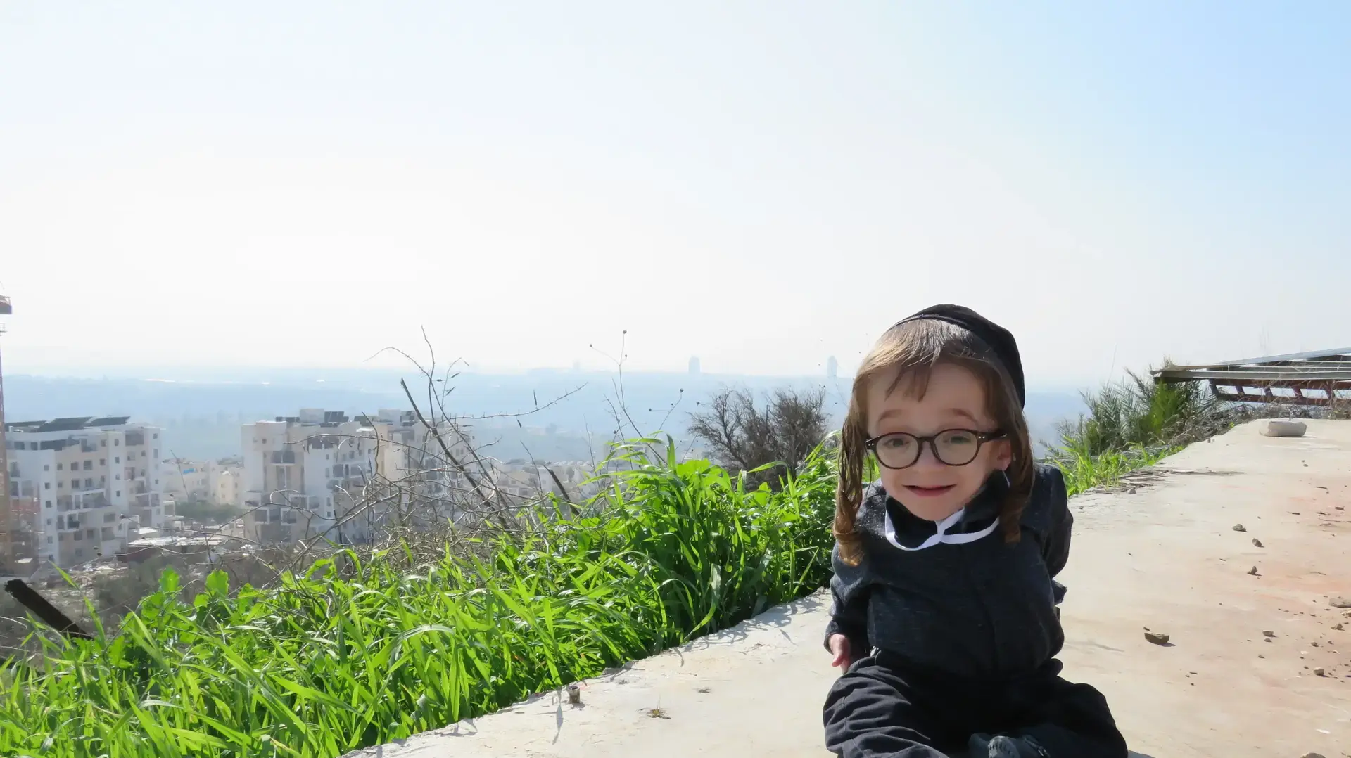 למרות מחלתו הנדירה, חיזקי טורנהיים בן ה- 9 השתלב במערכת החינוך ולהגיע להישגים מצוינים בלימודיו
בטיול