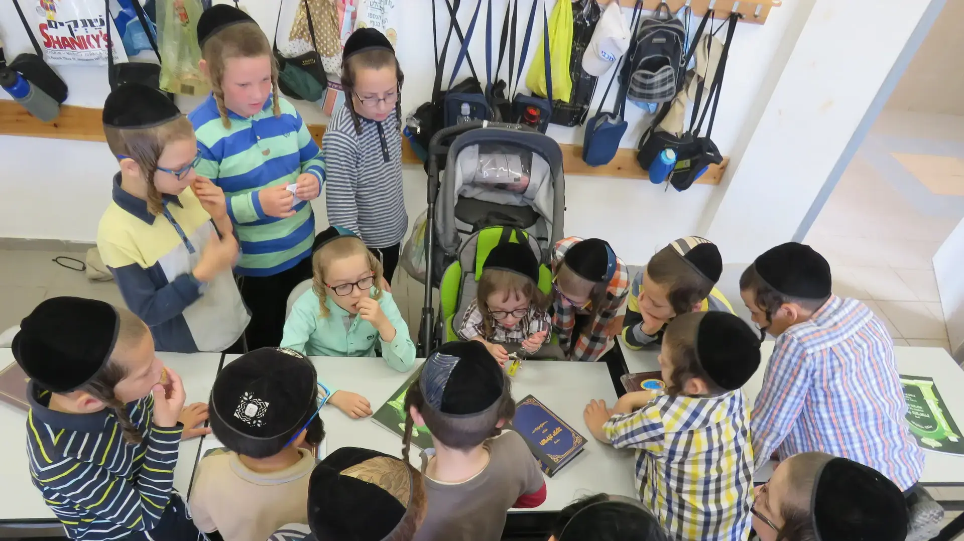 למרות מחלתו הנדירה, חיזקי טורנהיים בן ה- 9 השתלב במערכת החינוך ולהגיע להישגים מצוינים בלימודיו
עם החברים לחיידר למרות מחלתו הנדירה, חיזקי טורנהיים בן ה- 9 השתלב במערכת החינוך ולהגיע להישגים מצוינים בלימודיו
עם החברים לחיידר