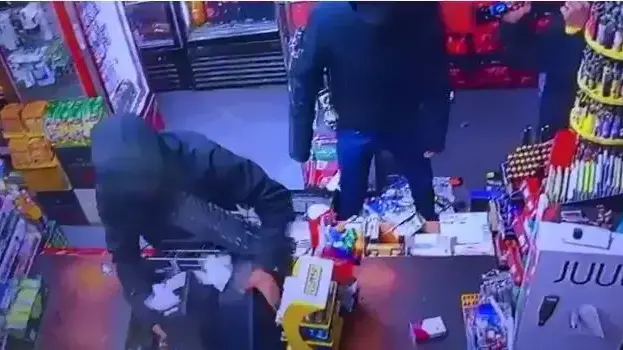 עקרו את הקופה- שלושה תושבי הפזורה הבדואית בדרום שדדו פיצוצייה בב"ש תוך איומים על חיי המוכר