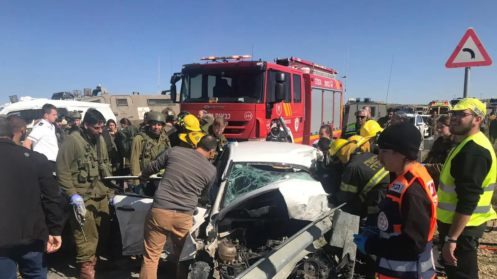 שני צוותי כיבוי פועלים בת.ד. במעורבות שני כלי פרטיים בכביש 60 סמוך לאשתמע,לוחמי האש פועלים כעת לחילוץ לכוד במצב אנוש, 30 בינואר 2019 שני צוותי כיבוי פועלים בת.ד. במעורבות שני כלי פרטיים בכביש 60 סמוך לאשתמע,לוחמי האש פועלים כעת לחילוץ לכוד במצב אנוש, 30 בינואר 2019
