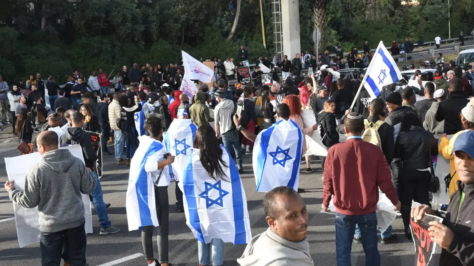 חסימת נתיבי איילון בהפגנת מחאה של בני העדה האתיופית על הריגתו של יהודה ביאדגה, צומת עזריאלי ת"א, 30 בינואר 2019 חסימת נתיבי איילון בהפגנת מחאה של בני העדה האתיופית על הריגתו של יהודה ביאדגה, צומת עזריאלי ת"א, 30 בינואר 2019