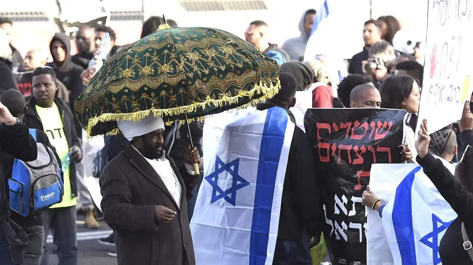 חסימת נתיבי איילון בהפגנת מחאה של בני העדה האתיופית על הריגתו של יהודה ביאדגה, צומת עזריאלי ת"א, 30 בינואר 2019 חסימת נתיבי איילון בהפגנת מחאה של בני העדה האתיופית על הריגתו של יהודה ביאדגה, צומת עזריאלי ת"א, 30 בינואר 2019