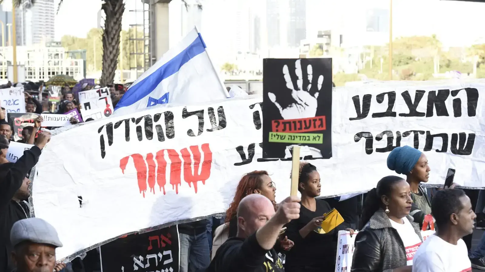 חסימת נתיבי איילון בהפגנת מחאה של בני העדה האתיופית על הריגתו של יהודה ביאדגה, צומת עזריאלי ת"א, 30 בינואר 2019 חסימת נתיבי איילון בהפגנת מחאה של בני העדה האתיופית על הריגתו של יהודה ביאדגה, צומת עזריאלי ת"א, 30 בינואר 2019