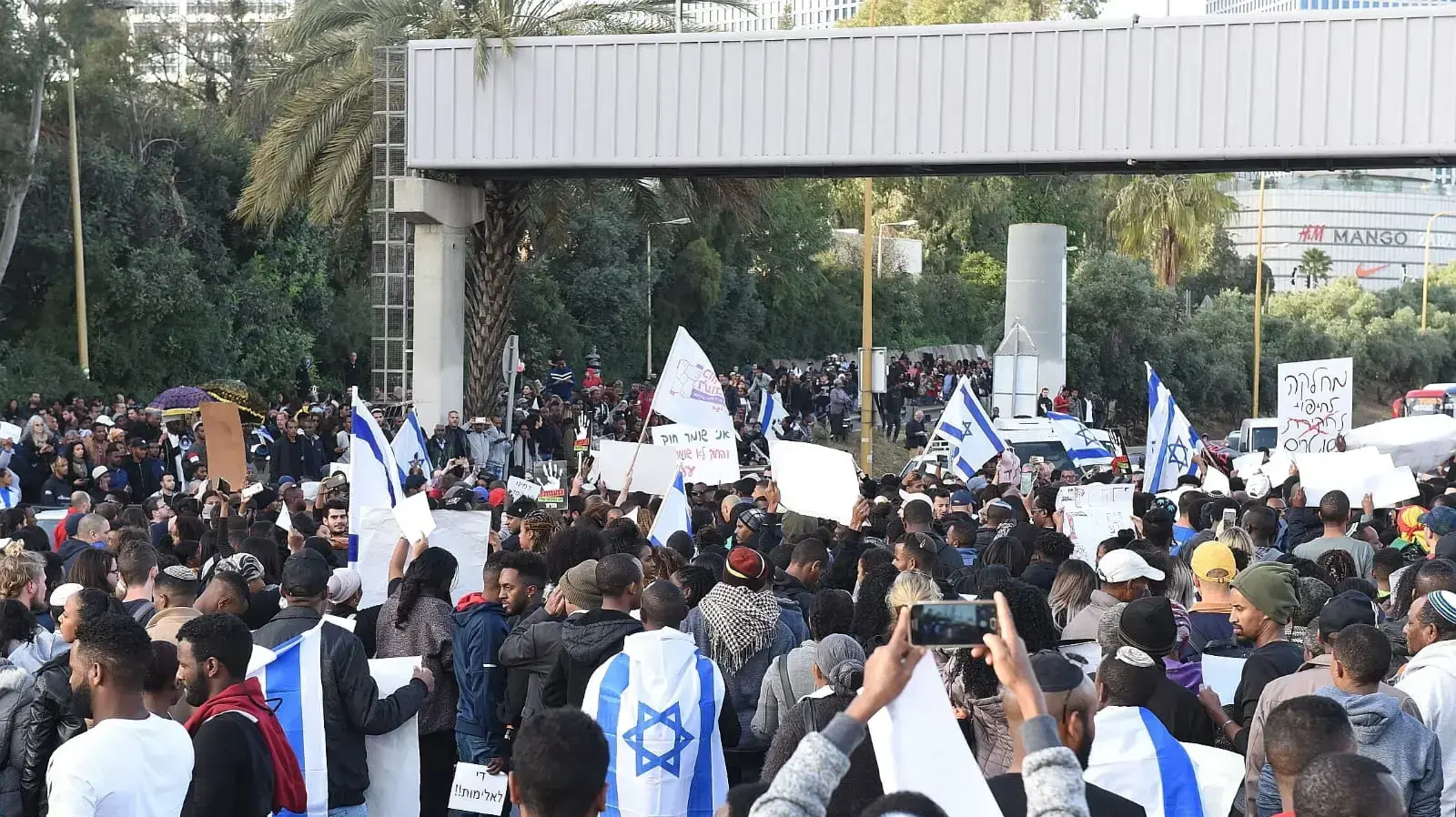 חסימת נתיבי איילון בהפגנת מחאה של בני העדה האתיופית על הריגתו של יהודה ביאדגה, צומת עזריאלי ת"א, 30 בינואר 2019 חסימת נתיבי איילון בהפגנת מחאה של בני העדה האתיופית על הריגתו של יהודה ביאדגה, צומת עזריאלי ת"א, 30 בינואר 2019