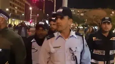 שוטר יוצא אתיופיה הותקף בצעקות במהלך המחאה בתל אביב, 30 בינואר 2019