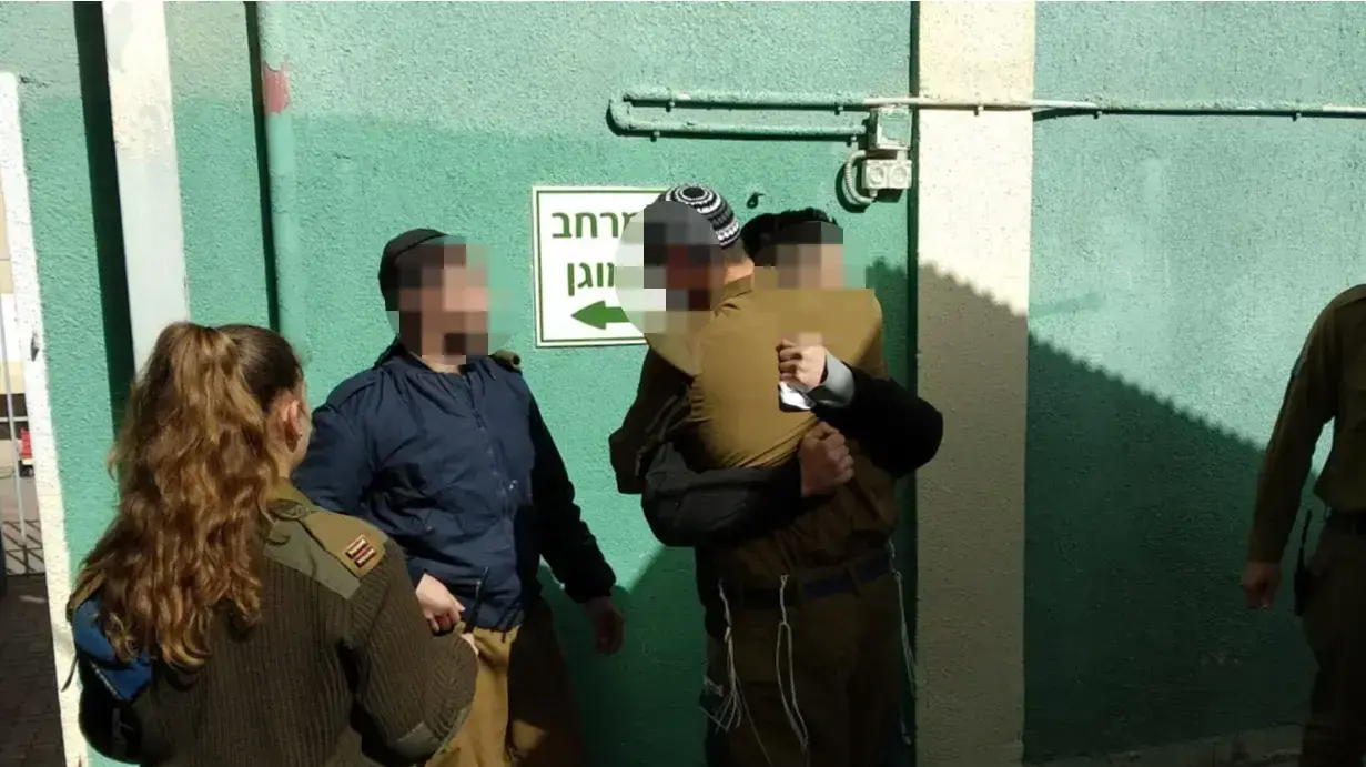 הקראת כתב האישום בעניינם של לוחמי גדוד נצח יהודה שעל פי החשד היכו פלסטינים, בית דין צבאי ביפו, 31 בינואר 2019 הקראת כתב האישום בעניינם של לוחמי גדוד נצח יהודה שעל פי החשד היכו פלסטינים, בית דין צבאי ביפו, 31 בינואר 2019