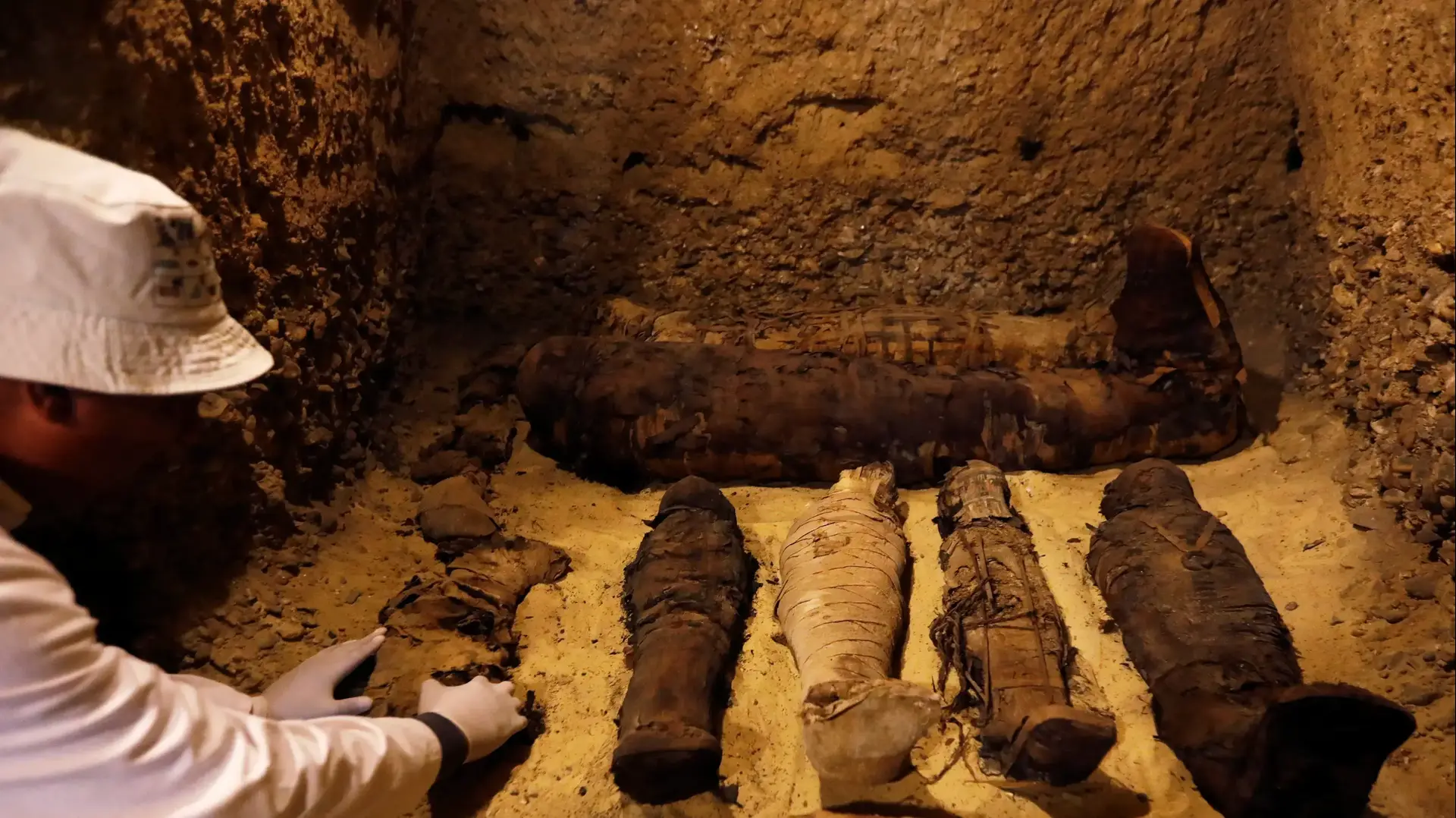 גולגלות ועצמות נראות בתוך קבר בעת הצגת תגלית חדשה באתר ארכיאולוגי במחוז אל-מניא ,מצרים, 2 בפברואר 2019 גולגלות ועצמות נראות בתוך קבר בעת הצגת תגלית חדשה באתר ארכיאולוגי במחוז אל-מניא ,מצרים, 2 בפברואר 2019