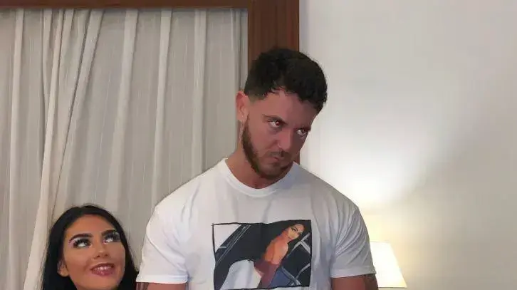הלבישה את החבר שלה בחולצה עם תמונתה