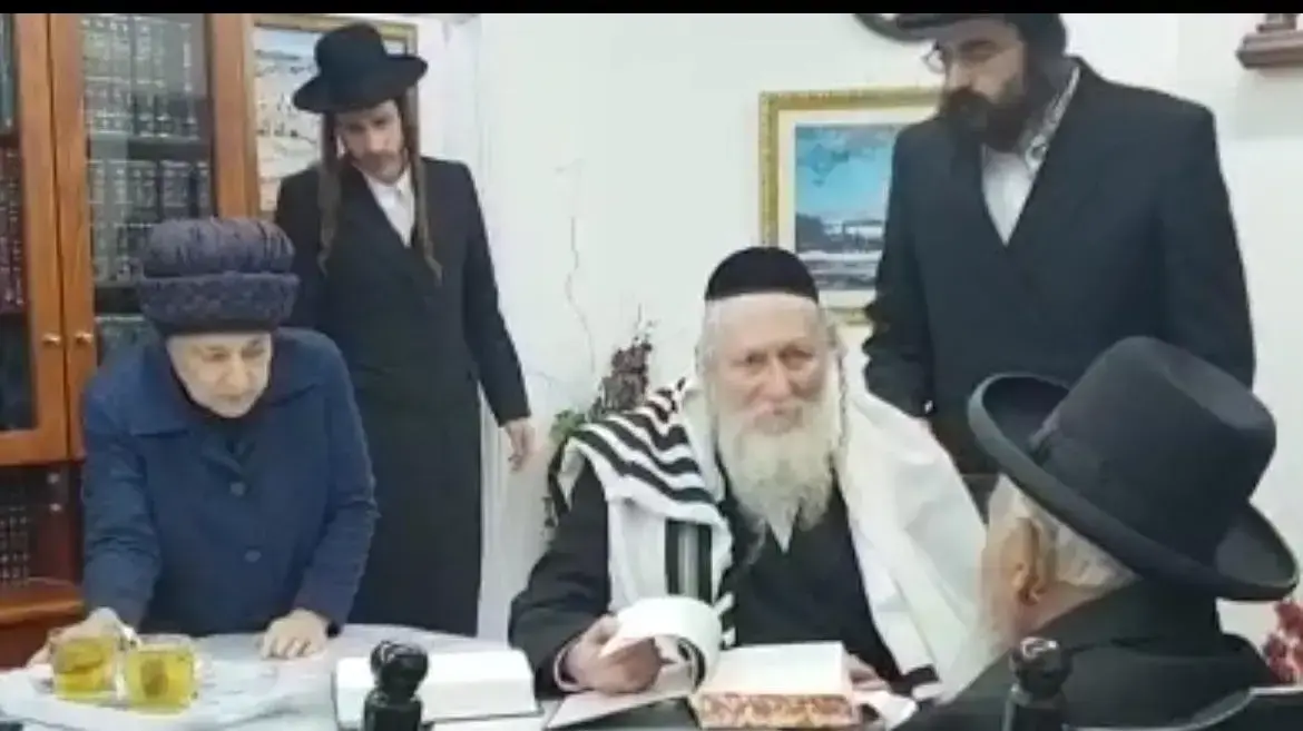 הרב אליעזר ברלנד, משמאל אשתו תהילה ברלנד
והרב שמעון בעדני

