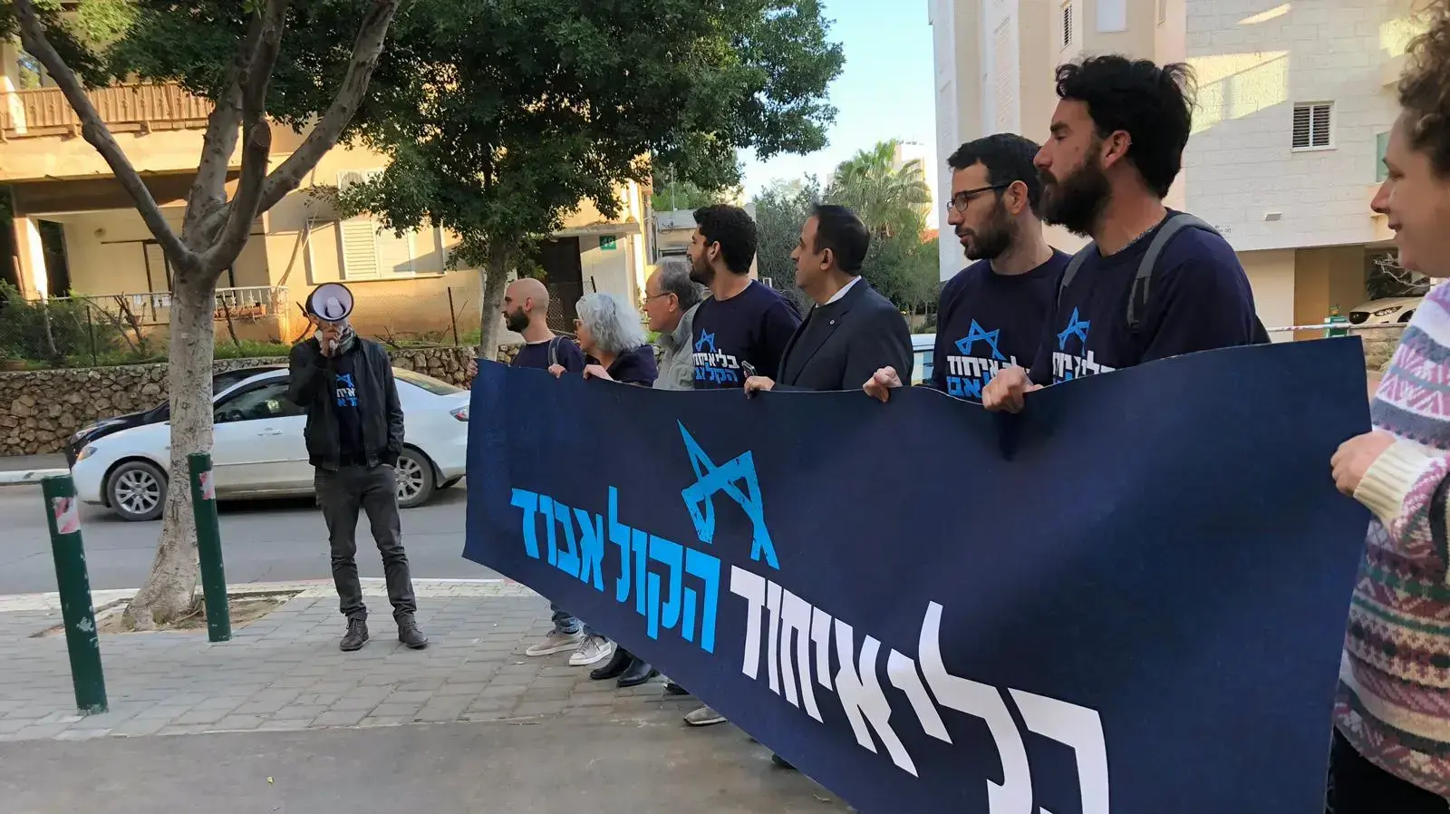 כ-20 פעילי 'בלי איחוד – הקול אבוד' הגיעו הבוקר לביתו של גבי אשכנזי וקראו לו לפעול ולהצטרף לאיחוד שורות במפלגות המרכז,5 בפברואר 2019 כ-20 פעילי 'בלי איחוד – הקול אבוד' הגיעו הבוקר לביתו של גבי אשכנזי וקראו לו לפעול ולהצטרף לאיחוד שורות במפלגות המרכז,5 בפברואר 2019