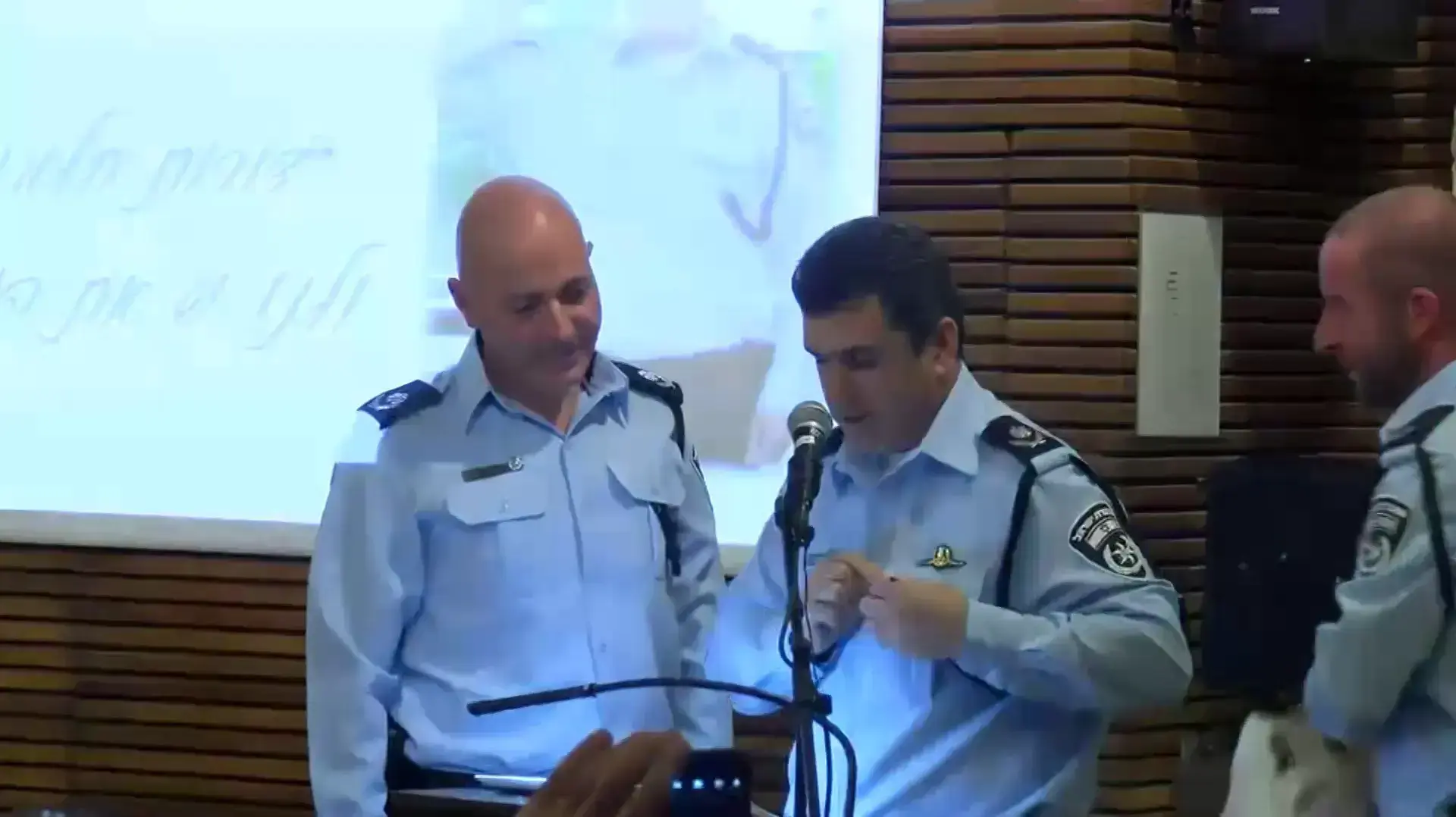 מפקד מחוז ירושלים היוצא, ניצב יורם הלוי בטקס החלפת מפקד מחוז ירושלים עם המפקד הנכנס, ניצב דורון ידיד ב"אתר כתלינו" שבמתחם מנהרות הכותל מפקד מחוז ירושלים היוצא, ניצב יורם הלוי בטקס החלפת מפקד מחוז ירושלים עם המפקד הנכנס, ניצב דורון ידיד ב"אתר כתלינו" שבמתחם מנהרות הכותל