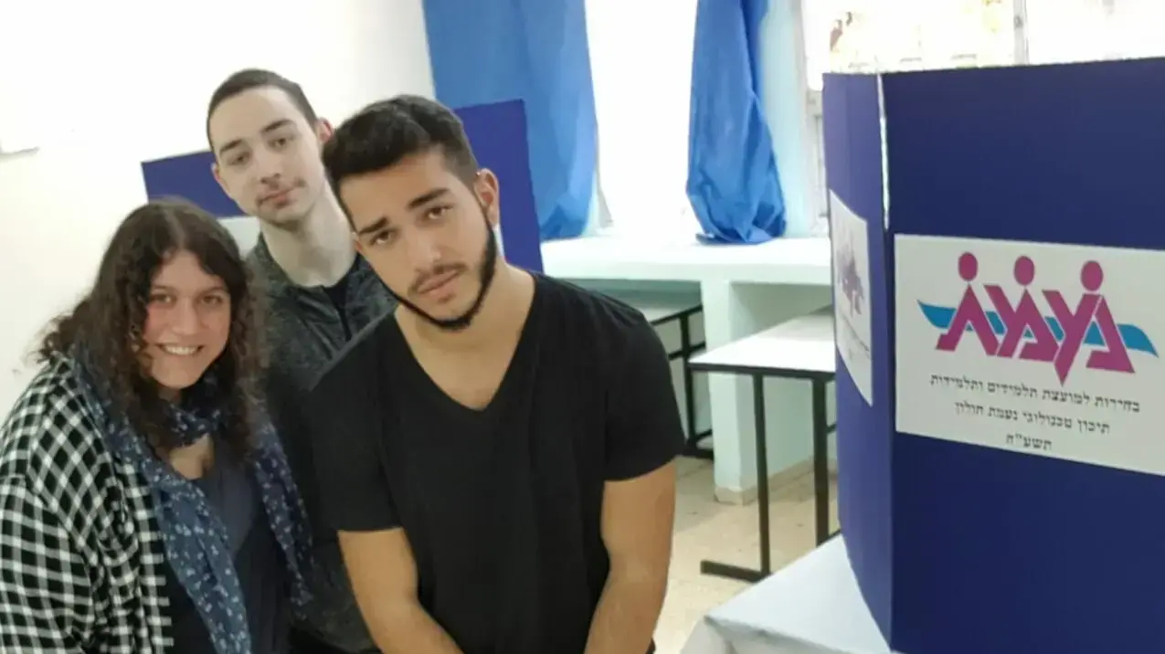 בוגרי מכללת נעמ"ת ראשל"צ שגויסו לחיל כללי בצה"ל בגלל שמשרד החינוך לא הזין את ציוניהם בוגרי מכללת נעמ"ת ראשל"צ שגויסו לחיל כללי בצה"ל בגלל שמשרד החינוך לא הזין את ציוניהם