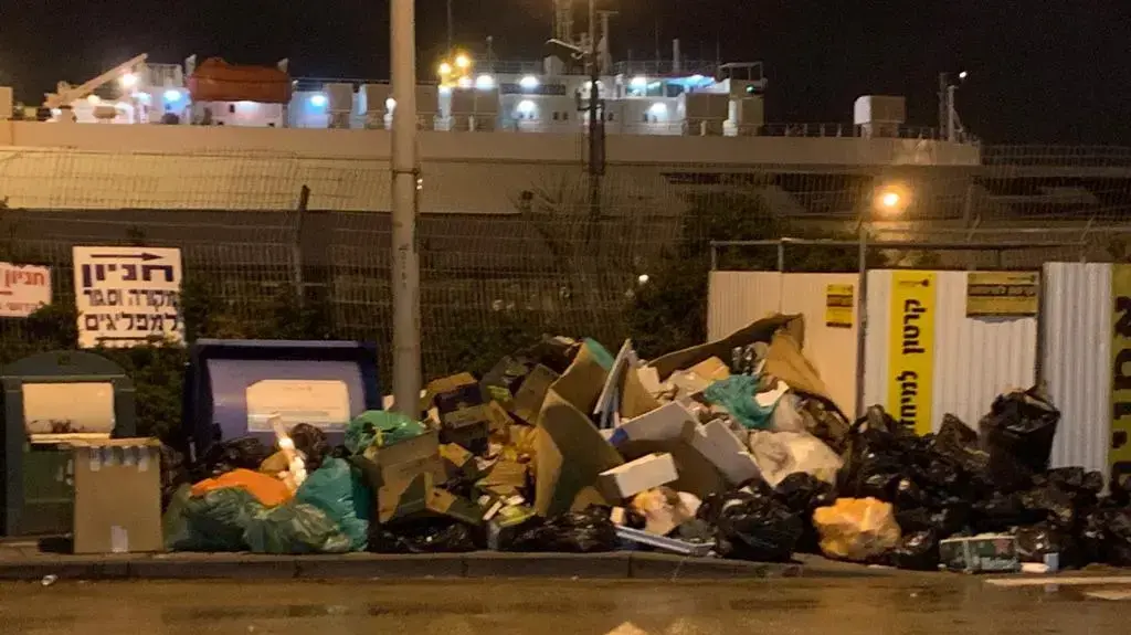 זבל בחיפה בשל שביתת עובדי העירייה 9 בפברואר 2019 זבל בחיפה בשל שביתת עובדי העירייה 9 בפברואר 2019