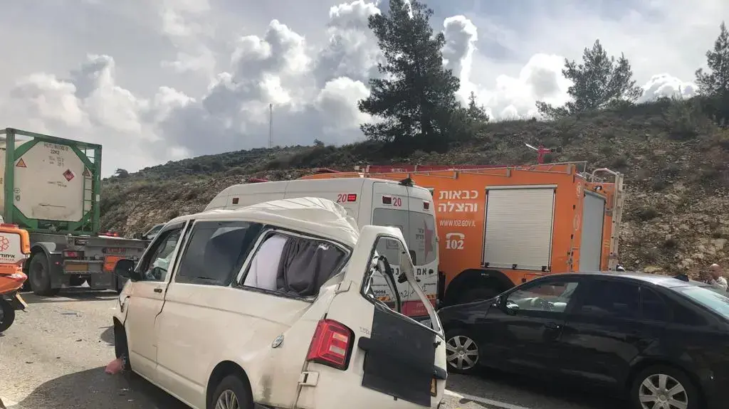 תאונת דרכים קטלנית בין באוטובוס לרכב פרטי בצומת בית חורון, 10.2.2019 תאונת דרכים קטלנית בין באוטובוס לרכב פרטי בצומת בית חורון, 10.2.2019