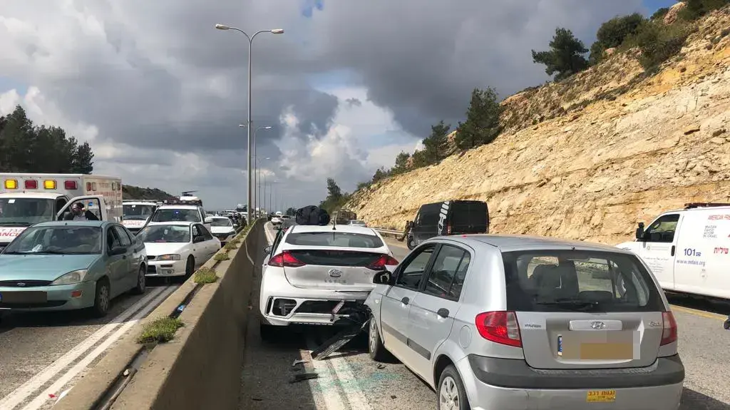תאונת דרכים קטלנית בין באוטובוס לרכב פרטי בצומת בית חורון, 10.2.2019 תאונת דרכים קטלנית בין באוטובוס לרכב פרטי בצומת בית חורון, 10.2.2019