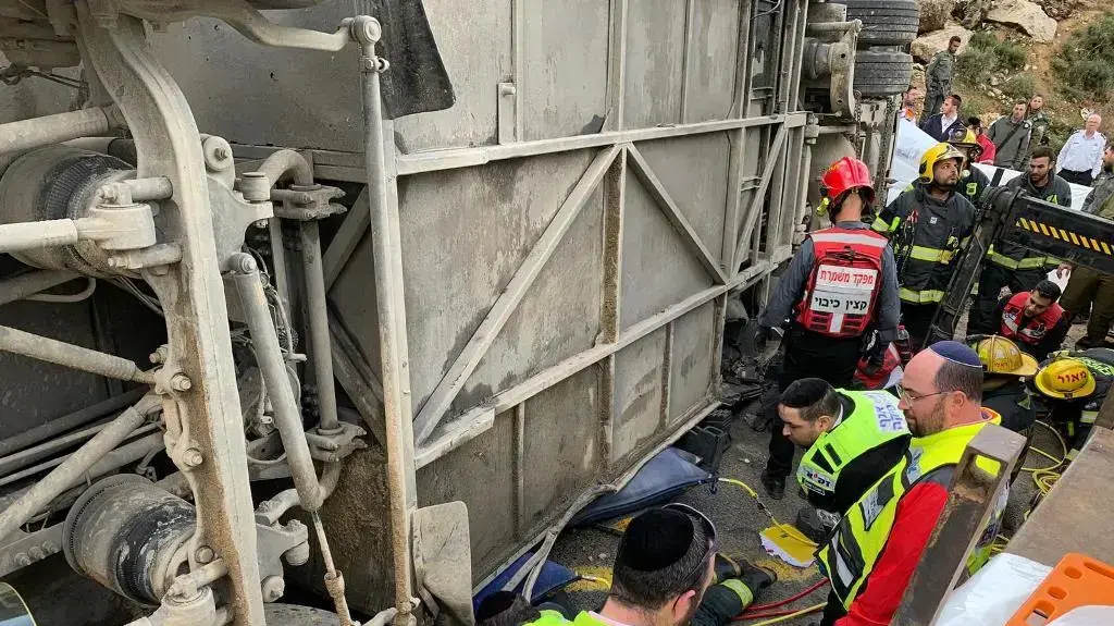 תאונת דרכים קטלנית בין באוטובוס לרכב פרטי בצומת בית חורון, 10.2.2019 תאונת דרכים קטלנית בין באוטובוס לרכב פרטי בצומת בית חורון, 10.2.2019