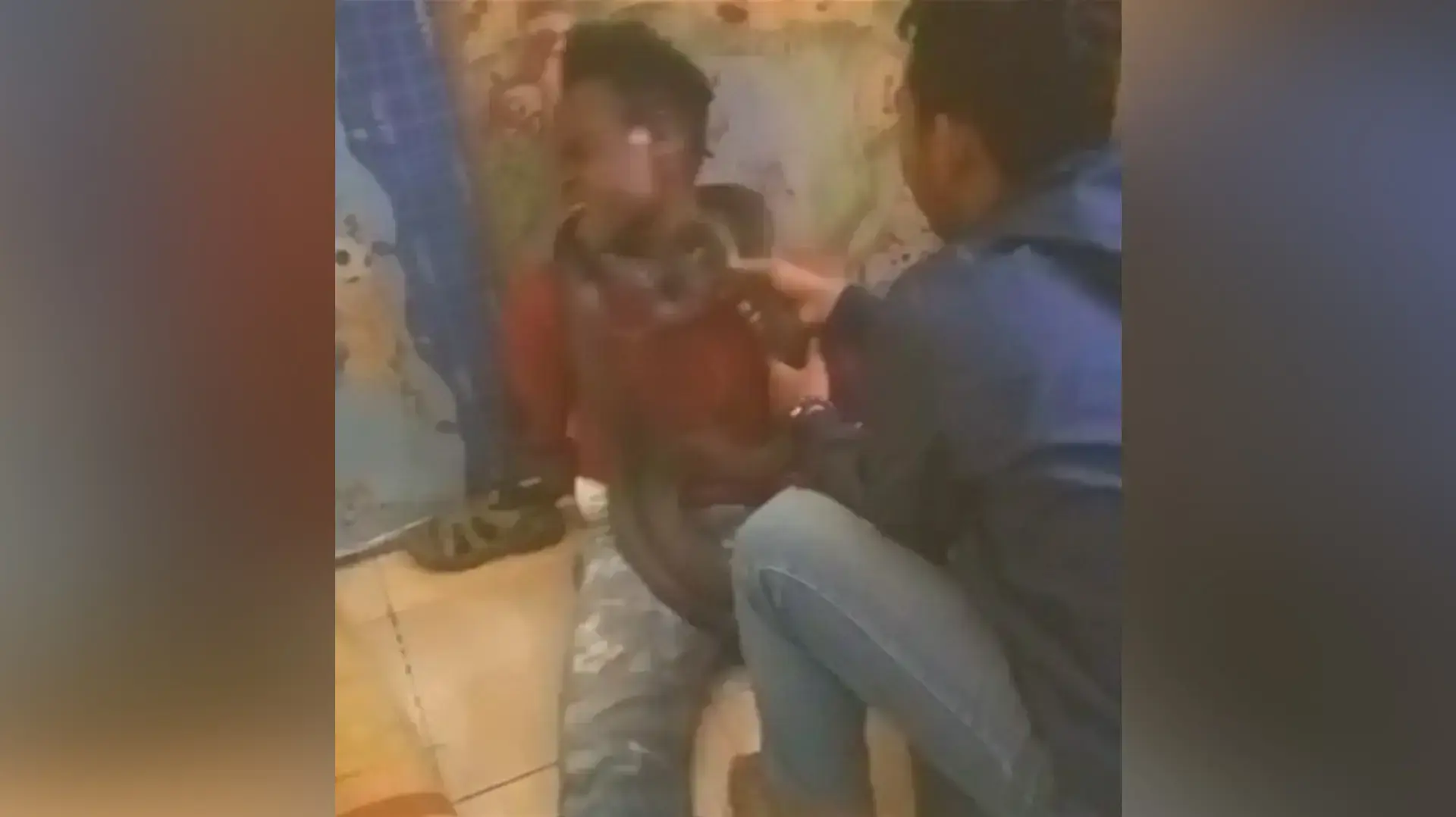 "תהליך חקירה מצער"
משטרת אינדונזיה התנצלה על השימוש בנחש חי
במהלך חקירתו של חשוד בגניבת טלפונים סלולריים