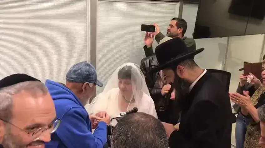 מרים ומיכאל לסרי התחתנו לפני 43 שנה, התגרשו והתחתנו שוב לאחר שהבעל חלה בסרטן מרים ומיכאל לסרי התחתנו לפני 43 שנה, התגרשו והתחתנו שוב לאחר שהבעל חלה בסרטן