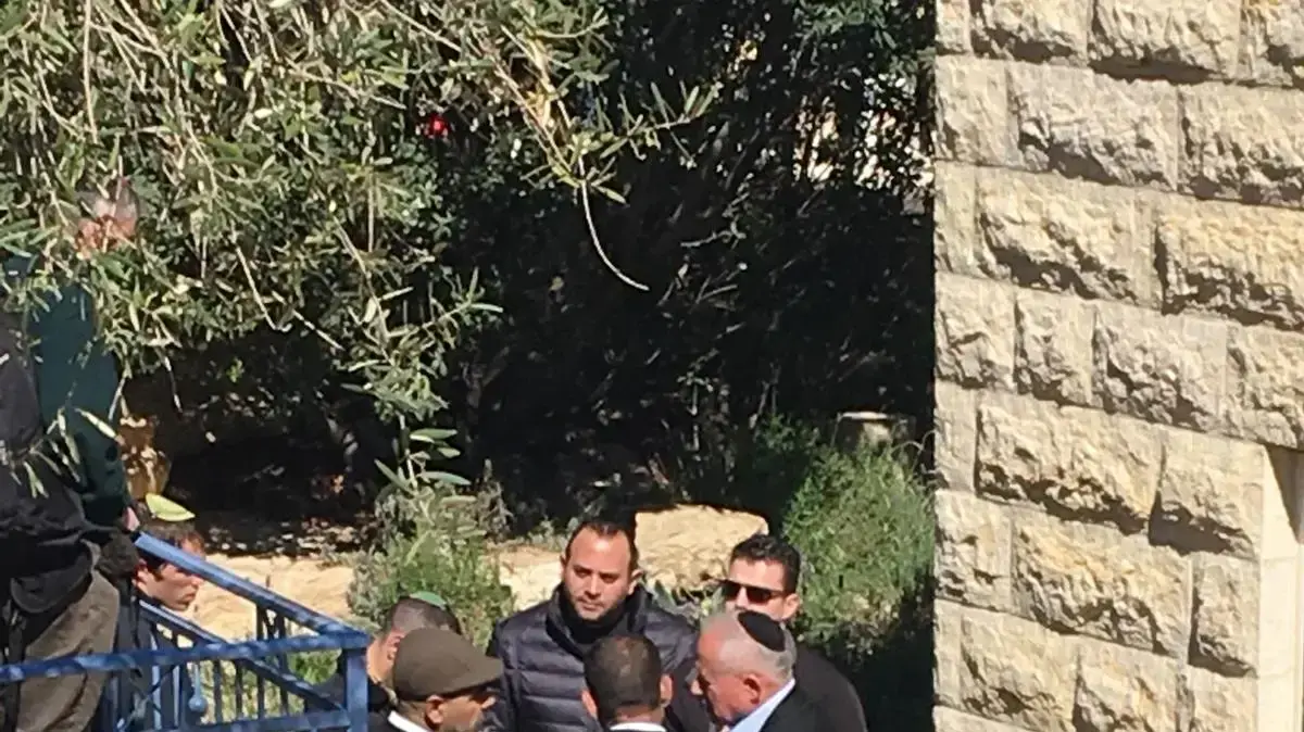 קבוצת פלסטינים הגיעה לבית משפחת אנסבכר לניחום אבלים יחד עם ארגון "תג מאיר", 12 בפברואר 2019 קבוצת פלסטינים הגיעה לבית משפחת אנסבכר לניחום אבלים יחד עם ארגון "תג מאיר", 12 בפברואר 2019