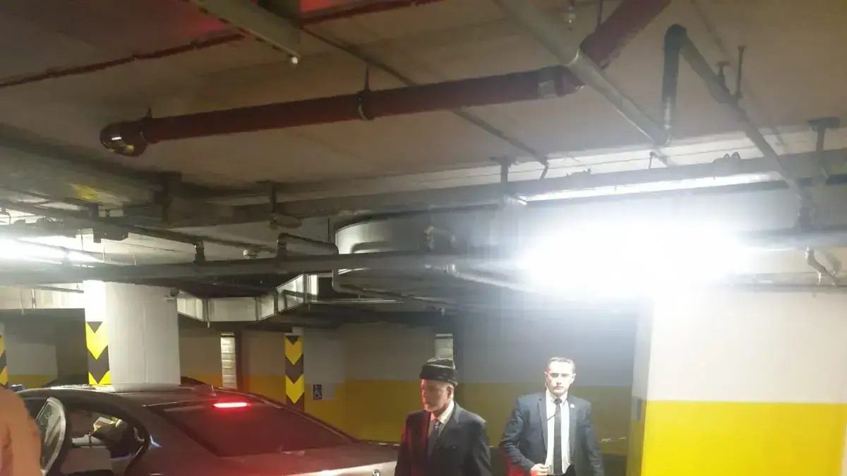 שר החוץ העומאני יוסוף בן עלאווי הגיע לפני שעה קלה למלון ראש הממשלה בורשה לפגישה חשאית עם נתניהו. זאת בהמשך לביקור נתניהו אצל הסולטן קאבוס. שר החוץ העומאני יוסוף בן עלאווי הגיע לפני שעה קלה למלון ראש הממשלה בורשה לפגישה חשאית עם נתניהו. זאת בהמשך לביקור נתניהו אצל הסולטן קאבוס.