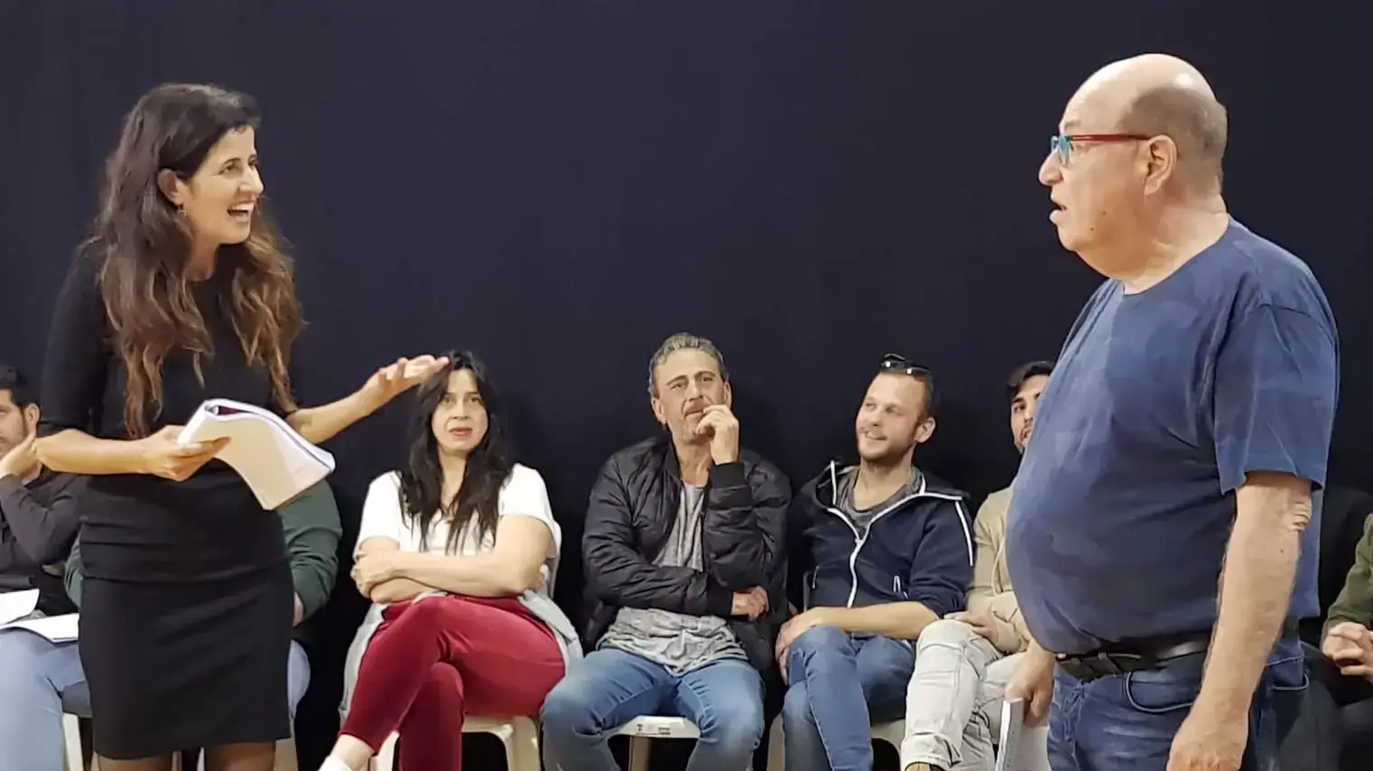 טוביה צפיר ויעל לבנטל בחדר החזרות של ההצגה "גבעת חלפון אינה עונה", עיבוד במתי של תיאטרון הבימה לסרט בעל אותו שם טוביה צפיר ויעל לבנטל בחדר החזרות של ההצגה "גבעת חלפון אינה עונה", עיבוד במתי של תיאטרון הבימה לסרט בעל אותו שם
