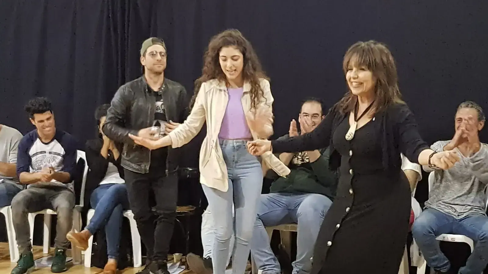ניצה שאול, רוני דלומי ומשה אשכנזי בחדר החזרות של ההצגה "גבעת חלפון אינה עונה", עיבוד במתי של תיאטרון הבימה לסרט בעל אותו שם ניצה שאול, רוני דלומי ומשה אשכנזי בחדר החזרות של ההצגה "גבעת חלפון אינה עונה", עיבוד במתי של תיאטרון הבימה לסרט בעל אותו שם